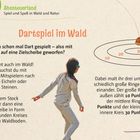"Dartspiel im Wald" erklärt ein Spiel mit Waldmaterialien. Eine Frau wirft, Zeichnung zeigt Kreise mit Punktewerten.