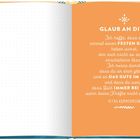 Rechts, oranger Hintergrund: "Glaub an dich. Ich hoffe, dass du einmal einen festen Glauben haben wirst... Petra Kummermehr." Links: Punkte-Muster.