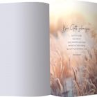 Text: "Bei Gott geborgen. Gott ist Liebe. Das heißt, dass Anfang und Ende menschlichen Lebens bei Gott aufgehoben sind. Dietrich Bonhoeffer."

Auf der rechten Seite sind Gräser im Sonnenlicht zu sehen. Links eine leere Seite mit Punktmuster.