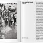 "Die junge Republik" von Heribert Prantl. Kinder mit Hula-Hoop-Reifen auf einer Straße in West-Berlin, 1958. Links stehende Gruppe spielt fröhlich. Rechts daneben Text über die Zeit der jungen Republik.
