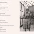 Texte: Nummerierte Abschnitte mit Titeln zu Charlotte Perriand. Rechts Frau in einem Raum, hält Kamera, hinter Glaswand.