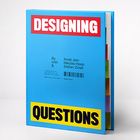 Titel: Why Design Questions?

Autor: Anab Jain

Rechte Seite: Oben, "THE POWER OF QUESTIONS"

Text über Design und Bildung, betont Flexibilität und das Stellen bedeutungsvoller Fragen.

Linke Seite: Diskussion über die Komplexität und Herausforderungen moderner Bildung.