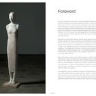 Texte: "Foreword", über Walter Moroders Werke und ihre Bedeutung. Links eine schlanke Holzskulptur mit neutralem Ausdruck auf Sockel.