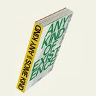 "ANY KIND OF EXISTENCE" in grüner Schrift auf dem weißen Buchcover, gelber Buchrücken mit "ANY KIND".