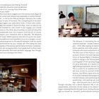 Zwei Textblöcke beschreiben das Museum of Incest, eine konzeptionelle Kunstinstallation. Ein Mann sitzt an einem Tisch.