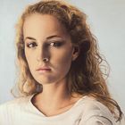 Kein Text vorhanden. 

Illustration: Frau mit welligem Haar und neutralem Ausdruck, weißes Oberteil, helle Haut, blauer Hintergrund.