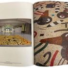 Links ein Foto eines Ganges mit einem farbenfrohen Bodenmosaik. Rechts eine farbenreiche Mosaik-Illustration.