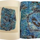 Links: "Catamurons 1964". Rechts: Abstraktes Gemälde in Blau- und Brauntönen mit unregelmäßigen schwarzen Formen.