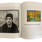 Friedensreich Hundertwasser: Links ein schwarz-weißes Porträt, rechts ein buntes Gemälde mit organischen Formen und Linien.
