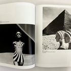 Links: Frau in gestreiftem Badeanzug. Rechts: Zwei Frauen mit Badekappen vor einer Pyramide. Beides schwarz-weiß.