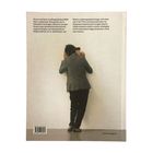 Texte oben: „Was ist und kann ein (fotografisches) Bild?“ und „What is a (photographic) image...“. Rückansicht einer Person.