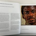 "Radikaler Pragmatismus" oben links, ein Gespräch über Kunst mit einem Porträt aus bunten Pinselstrichen rechts.