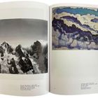 Links: Schwarzweißfoto von Bergen. Rechts: Farbige Illustration von Wolken und Bergen. Beides Mont-Blanc-Massiv.