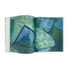 Illustration von einem Mann neben einem Foto in kühlen Blau- und Grüntönen, mit gemustertem Stoff hinterlegt.