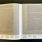 Rechts oben: "Paula Modersohn-Becker Museum". Darunter eine Büste, die eine Frau darstellt, auf Sockel. Links leere Seiten.