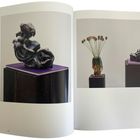 Seite 74. Zwei Skulpturen und eine Vase mit Blumen auf Sockeln. Text: "Hermaphrodite, 2016. Verübt gegenstandslos."