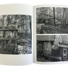 „Six Moon Hill #17, 1948“ ist unten links geschrieben. Zeigt moderne Gebäude in einem waldreichen Gebiet.