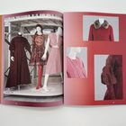 Seite mit Modefotos: Links drei Schaufensterpuppen in roten Kleidern. Rechts Details von Mänteln und Kleidern.