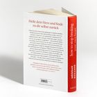 "Heile dein Herz und finde zu dir selbst zurück" steht auf der Rückseite eines Buches. Der Buchrücken ist rot.
