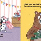 "Ding dong! Es ist der Hund. Glückwunsch, Bär! Hush? Danke, lieber Hund! Eine Kettensäge. Davon habe ich schon immer geträumt." 

Links: Hund mit Geschenk an Tür. Rechts: Bär mit Kettensäge und Partyhut.