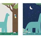 Links: „Und der Dino paßt auf ...“, rechts: „Nacht für Nacht.“ Illustration eines Dinosauriers bei Tag und Nacht.