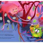 „Auf geht's!“ Mops packt die Monsterdrops. Ein freundliches Klettermonster zupft Mops’ Rucksack, Bonbons fallen heraus.
