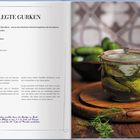 EINGELEGTE GURKEN: Rezept für Einmachgurken, Zutaten und Anleitung. Foto: Glas mit eingelegten Gurken, Dill und Gewürze.