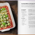 "Zucchini-Sobanudeln mit Erdnusssauce. Rezept für 4 Portionen. Zutaten: Zucchini, Udon-Nudeln, Erdnussbutter." Eine Schale mit Nudeln, Zucchini und Erdnüssen.