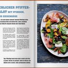 Titel: Sommerlicher Pfifferlingsalat mit Pfirsich, Minze und Ziegenkäse. Farbiger Salat mit Pilzen, Obst und Käse auf einem Teller.