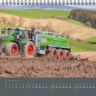 03 März. 8.3. Internationaler Frauentag. Ein Traktor mit Anhänger auf einem Feld vor hügeliger Landschaft. Kalenderdesign.