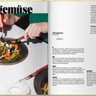 "Ofengemüse - Rezept von Lena. Zutaten: Kürbis, Rote Bete, Zwiebel, Fenchel, Möhren, Olivenöl, Koriandersamen, Minze, Petersilie, Granatapfel, Feta. Dressing: Balsamico-Essig, Olivenöl, Senf, Salz, Pfeffer."

Eine Person schneidet mit Messer und Gabel Ofengemüse auf einem Teller.