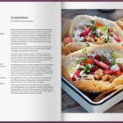 SHAVARMA
MIT PINK PICKLED SPARGEL

Für 4 Personen – Zutaten und Zubereitung für Pink Pickled Spargel, Shawarma, Joghurt-Tahin-Sauce.

Zwei gefüllte Fladenbrote mit Hühnchen, Gemüse und Sauce.
