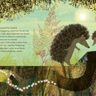 Text: Eine Geschichte über Igel, die auf einen Maulwurf und eine Maus warten. Zwei Igel mit einem Ballon, grüner Hintergrund.