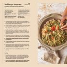 "SO SCHMECKT HEIMAT" in großen Buchstaben. Rezept für Imifino ye-Amarant, Tomaten-cremiger Gemüse-Amarant. Hand hält Teller.