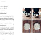 **Anstellgut ansetzen**. 

**Zutaten**:
80 g Wasser, 25 g Roggenmehl, 25 g Landweizenmehl.

Text gibt Anleitung in vier Schritten. 
Fotos zeigen Schüssel mit Zutaten und Glas.