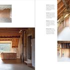 Links oben: Eingangbereich im Erdgeschoss. Links unten: Bruchsteinmauerwerk. Rechts oben: Alter Dachstuhl. Rechts unten beide: Schlicht, Holzrahmenbauweise. Ein Raum mit großen Fenstern und Blick auf die Landschaft.