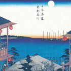 Text in der Mitte, daneben Mond. Illustration zeigt traditionelle japanische Gebäude, Meer, Boote, Menschen, Laternen.