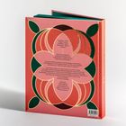 Ein Buchrücken in Rot mit Text über Tokio. Ein geometrisches Muster mit Blättern und Kreisen ziert den Umschlag.