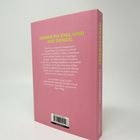 Rosa Buchrückseite mit Text: „IMMER ZU VIEL UND NIE GENUG“. Autorin Louisa Dellert spricht über Körperwahrnehmung.