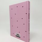 Ein rosa Notizbuch mit dunkelroten Herzmustern. Auf dem Buchrücken steht "JOURNAL" und "MAXINE REUKER".