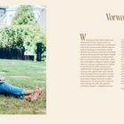 "Vorwort" steht in großer Schrift. Daneben sitzt eine Frau im Freien an einem Baum, barfuß, mit einem Notizbuch im Schoß.