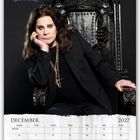 Text: Ozzy Osbourne, Dezember 2027. Kalenderseite mit Datumsangaben. Jemand sitzt lässig auf einem schwarzen Thron.