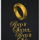 "Keep it Secret, Keep it Safe." Kalenderheader für Dezember. Ein goldener Ring mit Schriftzeichen.