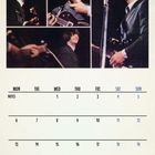 "The Beatles Paperback Writer Rain" Kalender für Dezember 2027, enthält Fotos einer Band beim Musizieren.
