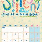 „Stitch“, „TIME FOR A BEACH BREAK“, Kalendermonat Oktober 2027, Wochentage und Zahlen. Zeichnung mit Strandmotiven.