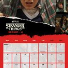 Kalender für Oktober 2027, "Stranger Things - Staffel 4". Frau in kariertem Hemd schaut besorgt.