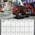 Kalender für September mit Wochentagen und Notizbereichen. Oben sind Figuren aus Knetanimationen zu sehen.