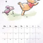 Text: "Oh bother", "September". Illustration eines Bären im roten Shirt, der nach einem Bienenstock greift. Kleidung ist rosa. Kalender.
