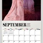 "SEPTEMBER 2027" oben, "TAYLOR SWIFT THE ERAS TOUR" unten. Frau in rosa Kleid, Kalender mit Monatsübersicht.
