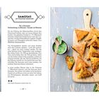 "SAMOSAS MIT PIKANTEM HÄHNCHEN. Für 4 Personen. Vorbereitung: 15 Minuten. Garzeit: 30 Minuten. Rezept- und Zubereitungstext links. Rechts Samosas auf Holzbrett."